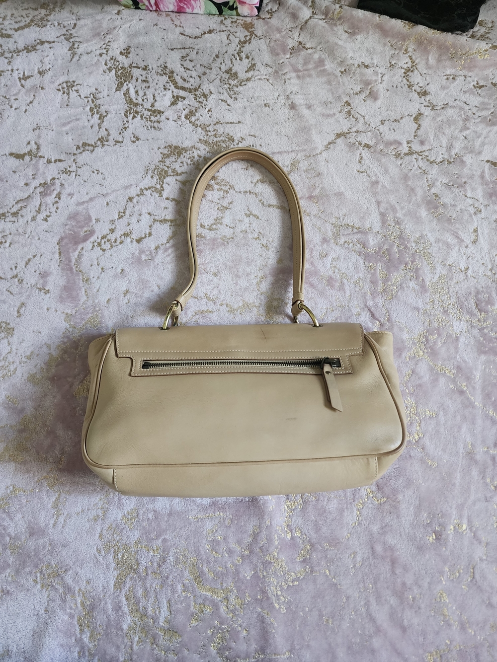 GUCCI | Vintage Beauty With Goldtone Hardware - Picture 4 of 16